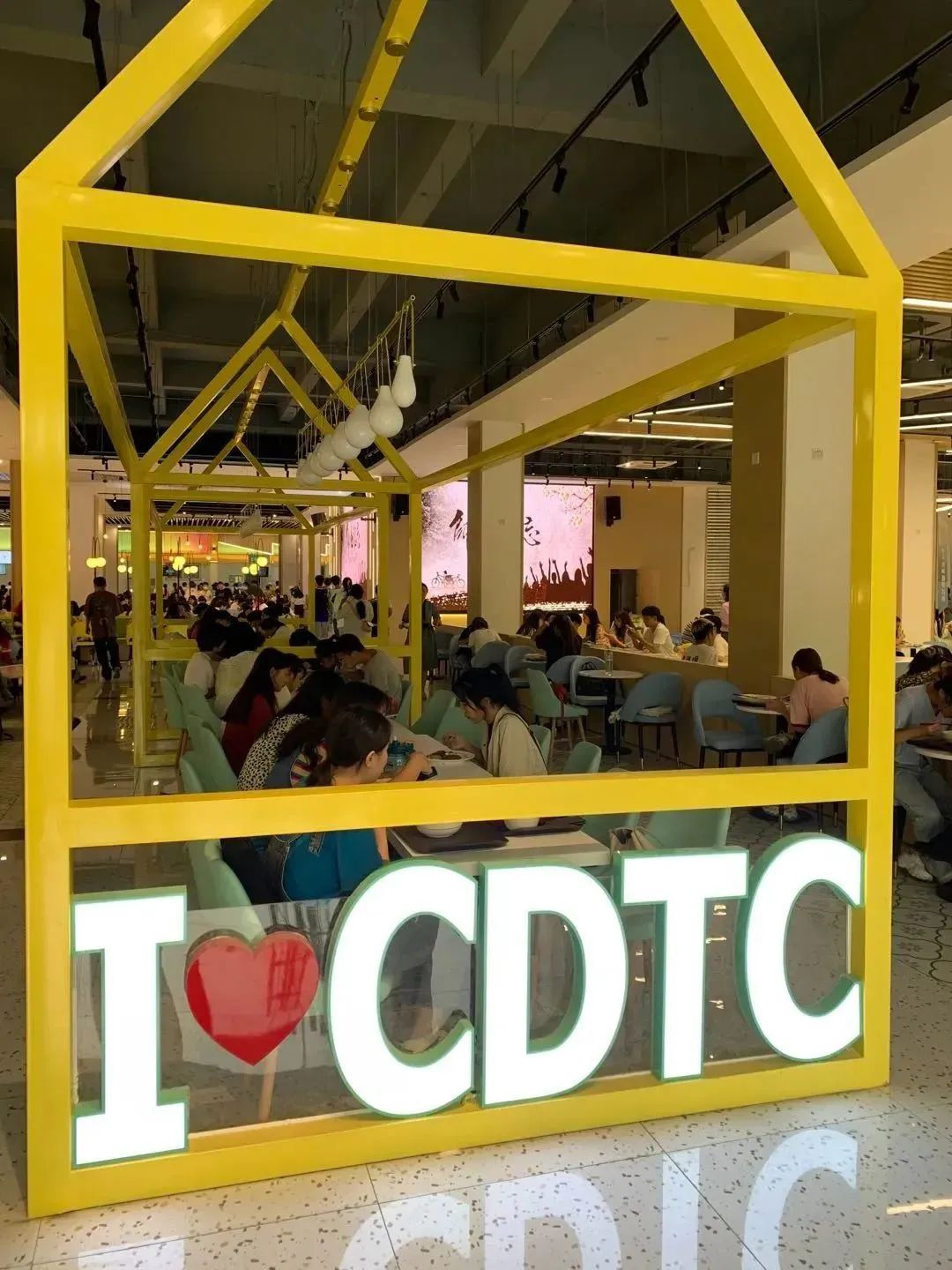 四川日报专刊报道！位于成都市的这所公办“双高”院校硬核有实力